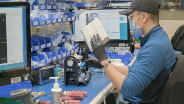 През 2020, в разгара на пандемията, GM светкавично преоборудва фабриките си в Индиана да правят не автомобили, а вентилатори за спешните отделения на болниците. За пет месеца заводите избълваха над 30,000 броя, което според компанията е спасило хиляди човешки животи.
